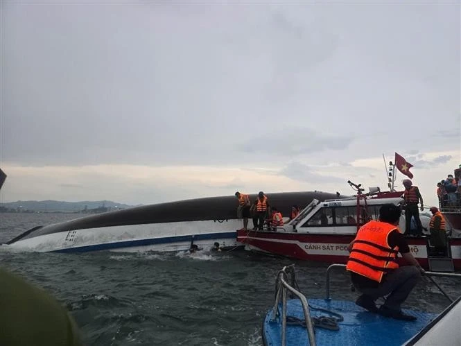 Fuerzas competentes realizan tareas de búsqueda y rescate. (Foto: VNA)