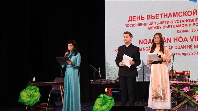 Nguyen Mai Huong, consulesa general de Vietnam en la ciudad de Ekaterimburgo, habla en el evento. (Foto: VNA)