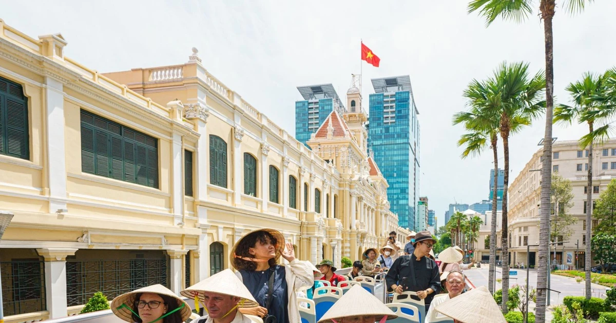 Turistas visitan la sede del Comité Popular - Consejo Popular de Ciudad Ho Chi Minh en un autobús de dos pisos. (Foto: VNA)