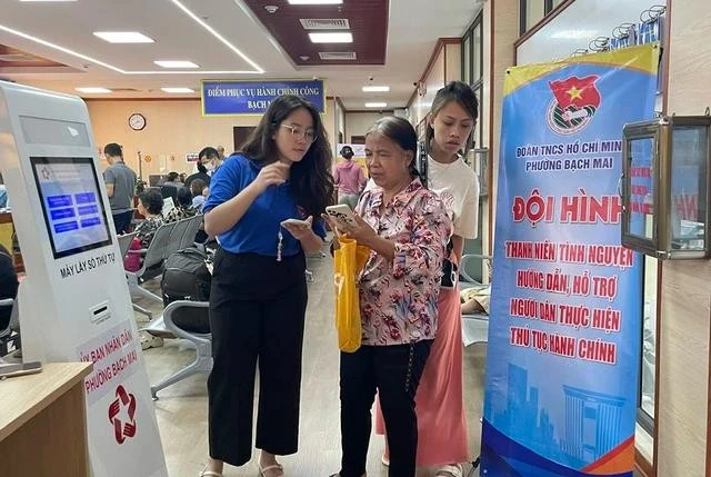 La Unión de Jóvenes Comunistas Ho Chi Minh en Hanói crea 126 equipos de jóvenes voluntarios para apoyar a los centros de servicios administrativos públicos. (Foto: thanhnien.vn)