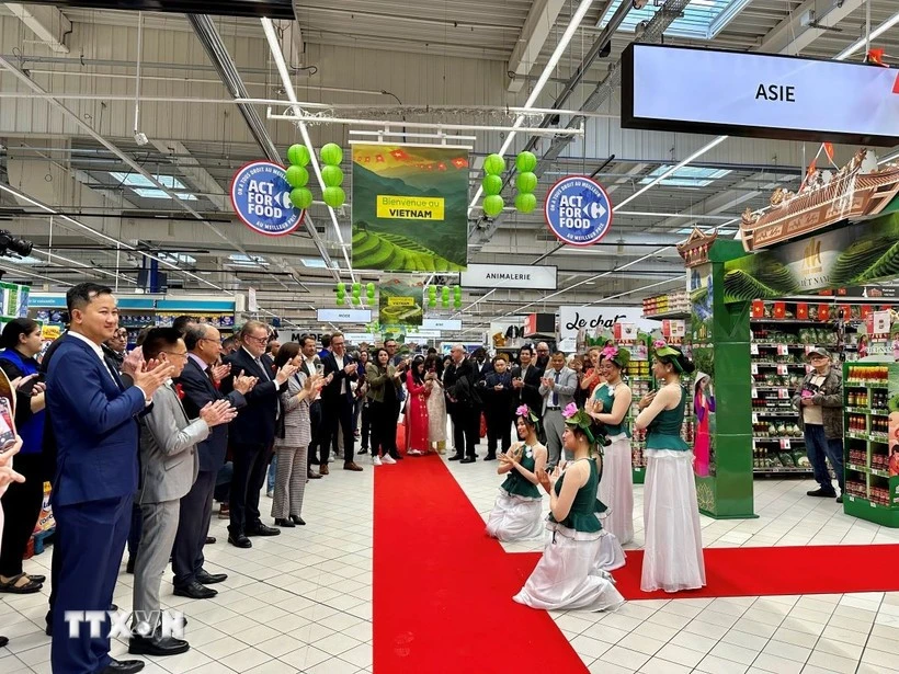 La Embajada de Vietnam en Francia, en colaboración con el Grupo Carrefour, inauguró recientemente la Semana de Productos Vietnamitas en Francia en el supermercado Carrefour Collégien. (Foto: VNA)