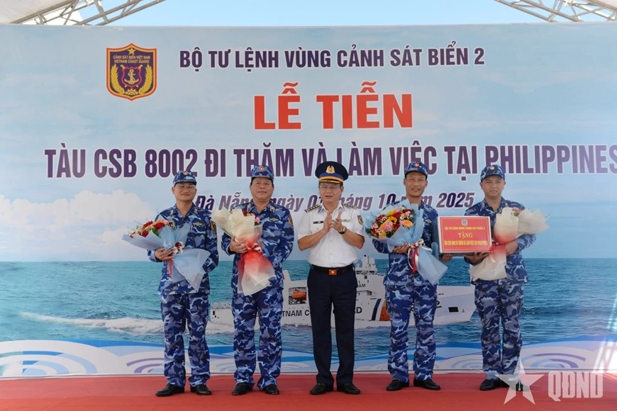 En el acto de despedida a la delegación del buque 8002 de la Guardia Costera de Vietnam en camino a visitar en Filipinas.. (Foto: qdnd.vn)