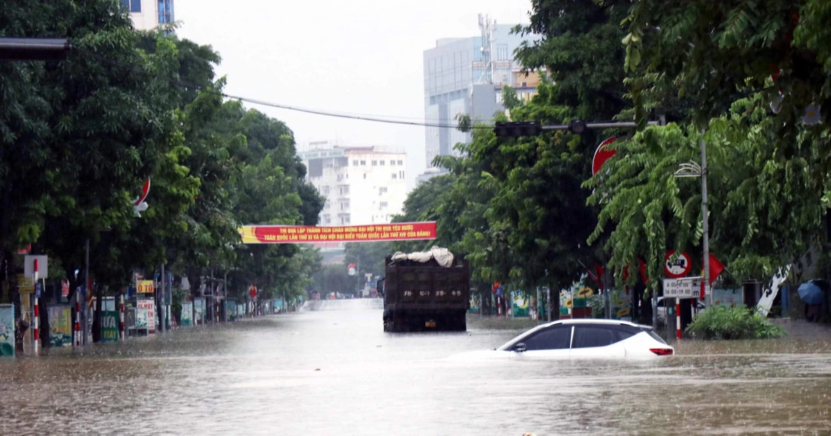 Numerosos vehículos quedaron varados en una calle inundada en la provincia de Thai Nguyen. (Foto: VNA) 