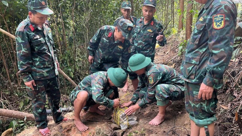 La bomba tiene más de un metro de largo y una gran capacidad destructiva. (Foto: Alto Mando Militar de Da Nang)