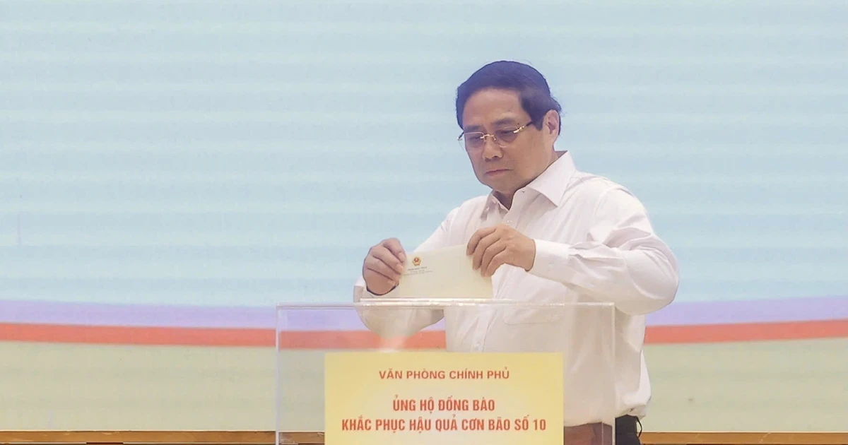 El primer ministro de Vietnam, Pham Minh Chinh, realiza una donación para ayudar a los pobladores a superar las consecuencias del tifón. (Foto: VNA) 