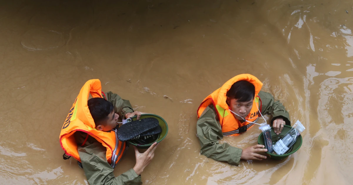 Las autoridades de la provincia de Cao Bang brindan apoyo a los habitantes de una zona inundada. (Foto: VNA) 