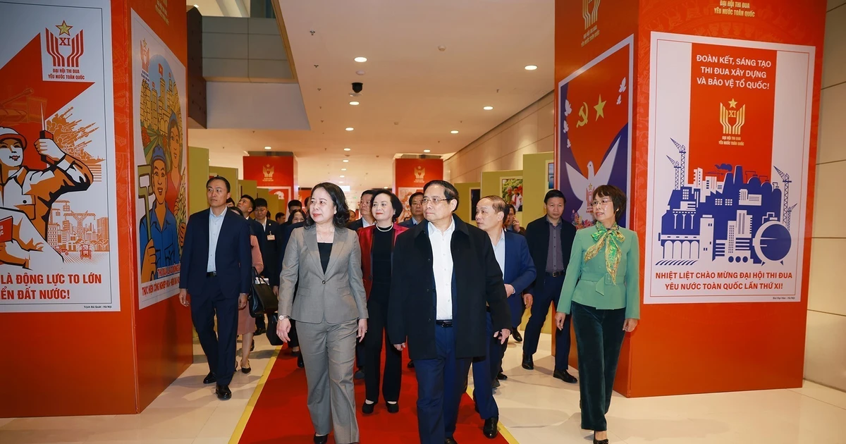 El primer ministro Pham Minh Chinh inspecciona la exposición fotográfica sobre el movimiento de emulación patriótica en diferentes períodos, organizada por la Agencia Vietnamita de Noticias (Fuente: VNA)