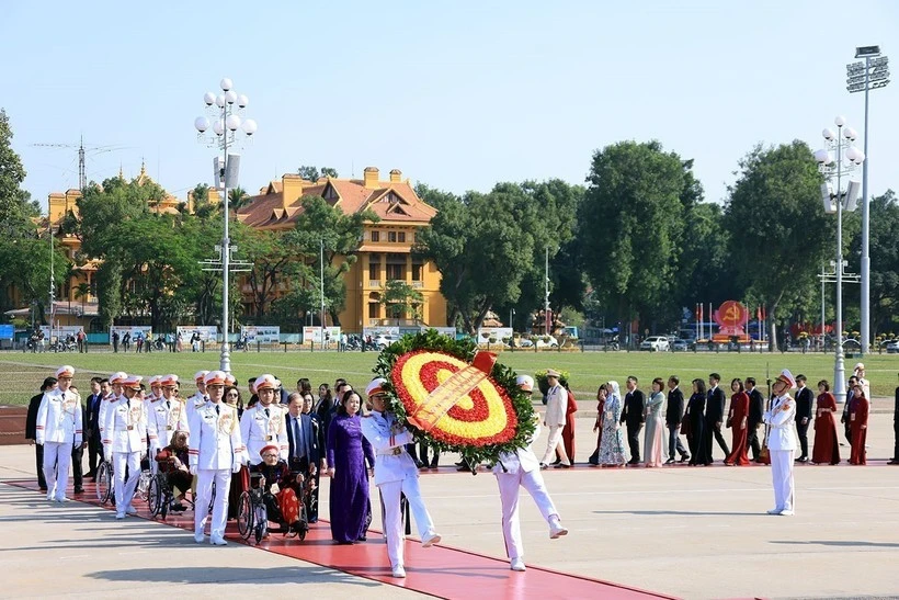 Delegados del XI Congreso Nacional de Emulación Patriótica visitan el Mausoleo del Presidente Ho Chi Minh. (Foto: VNA)