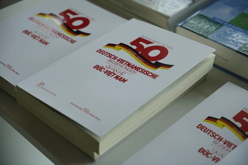 El libro “50 años de relaciones entre Alemania y Vietnam: Socios en el pasado, presente y futuro” (Foto: Universidad Vietnamita-Alemana)