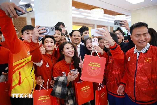 El primer ministro de Vietnam, Pham Minh Chinh, con estudiantes galardonados en concursos internacionales en 2025. (Foto: VNA)