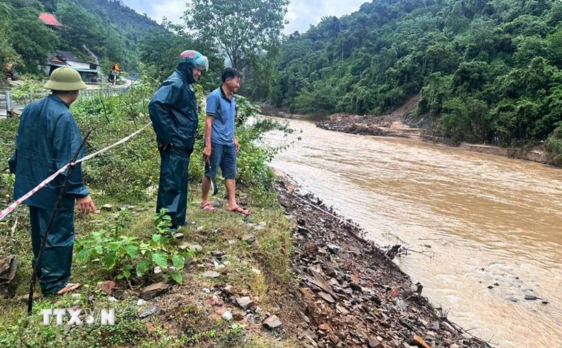 Descubren bomba de casi 1,4 metros de largo bajo el río Nam Mo. (Foto: VNA)
