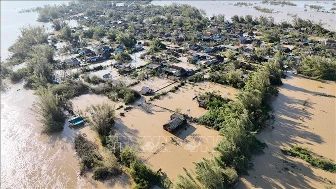 El tifón Bualoi ha causado graves pérdidas humanas y materiales en las regiones del Norte y Centro de Vietnam. (Foto: VNA)