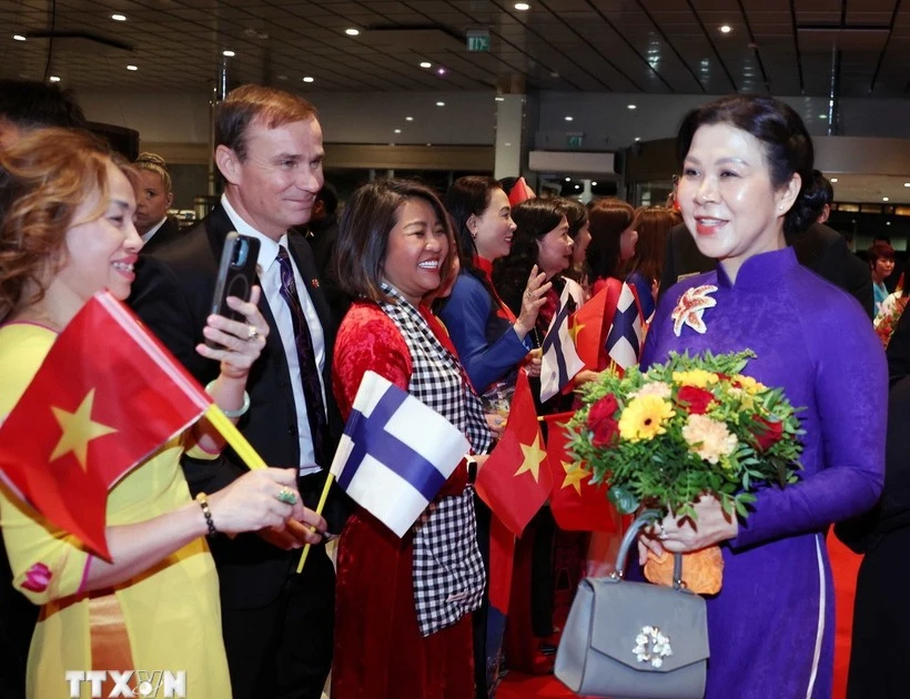 La comunidad vietnamita en Finlandia da la bienvenida a la esposa del secretario general del Partido Comunista de Vietnam, Ngo Phuong Ly (Foto: VNA) 