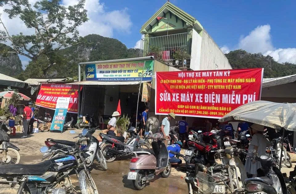 Mecánicos voluntarios reparan motos y electrodomésticos tras inundaciones en Nghe An. (Foto: VNA)