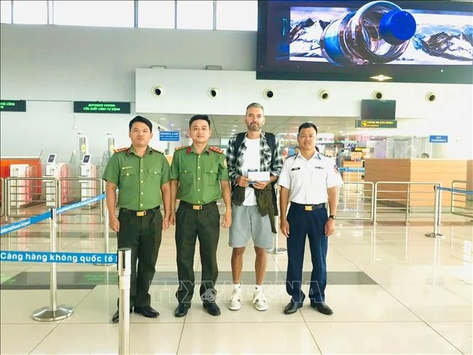 Policía vietnamita asiste al ciudadano ucranio Oleksandr Kyselytsia con los trámites de salida en el aeropuerto de Phu Quoc. (Foto: VNA)