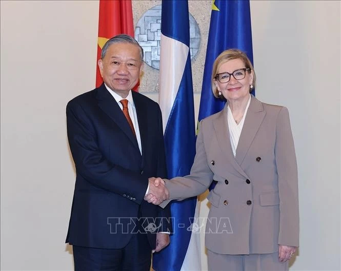 El secretario general To Lam y la vicepresidenta parlamentaria finlandesa Paula Risikko. (Foto: VNA) 