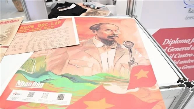 En el espacio expositivo conjunto de Granma y Nhan Dan, se presentan al público numerosas publicaciones sobre la historia de Vietnam y el presidente Ho Chi Minh. (Foto: VNA)
