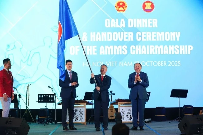 El ministro de Cultura, Deportes y Turismo de Vietnam, Nguyen Van Hung, preside el acto de traspaso del papel de anfitrión de la AMMS 9 al representante de Camboya. (Foto: VNA)