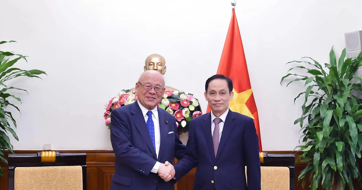 El miembro del Comité Central del Partido Comunista y ministro de Relaciones Exteriores de Vietnam, Le Hoai Trung, (derecha) y el asesor especial de la Unión de Amistad Parlamentaria Japón-Vietnam, Takebe Tsutomu. (Foto: VNA)