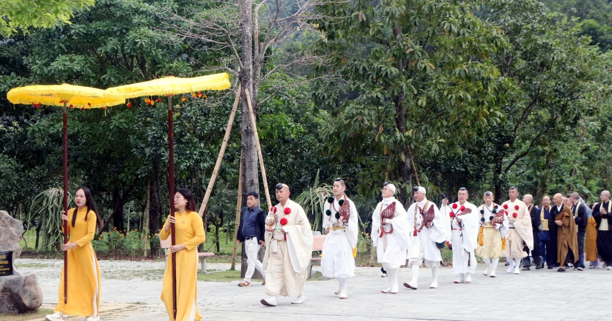 La ceremonia de ofrenda al Buda principal de la pagoda Ba Sao. (Foto: VNA)