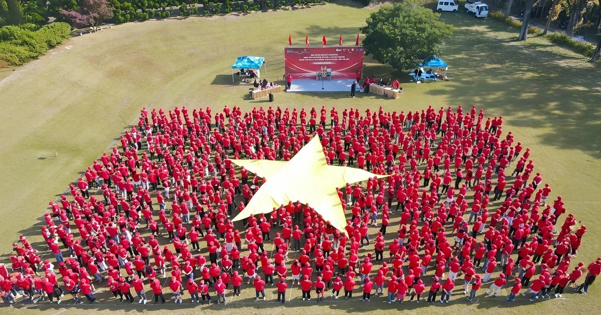 Más de mil vietnamitas forman la bandera nacional. (Foto: VNA) 