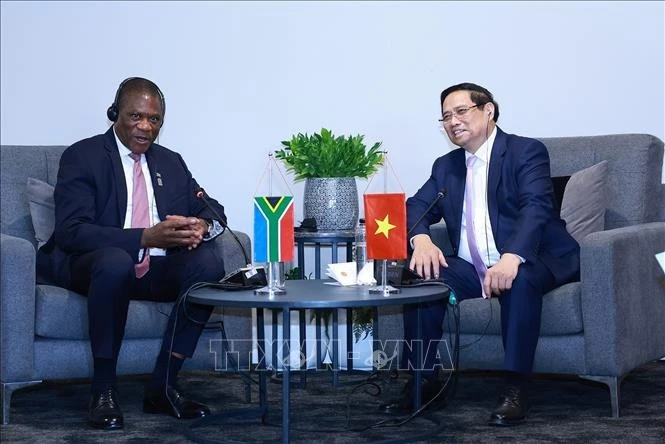 El primer ministro de Vietnam, Pham Minh Chinh, y el vicepresidente de Sudáfrica, Paul Mashatile. (Foto: VNA)