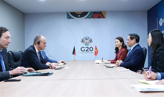 El primer ministro vietnamita, Pham Minh Chinh, y su homólogo alemán, Friedrich Merz. (Foto: VNA)