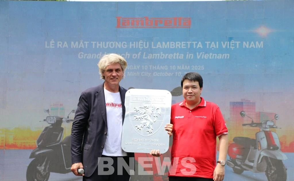 La leyenda italiana de los scooters, Lambretta, llega oficialmente al mercado vietnamita a través de su distribuidor exclusivo, Lamscooter JSC, lo que marca un paso clave en su expansión global y reafirma su posición en el segmento premium de vehículos de dos ruedas. (Foto: VNA)