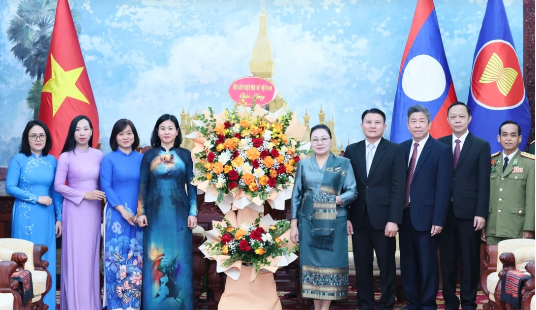 Una delegación de la Unión de Mujeres de Vietnam, encabezada por su presidenta Nguyen Thi Tuyen, visita a Embajada de Laos en Vietnam para extender felicitaciones con motivo del 50º aniversario del Día Nacional del país vecino. (Foto: VNA)