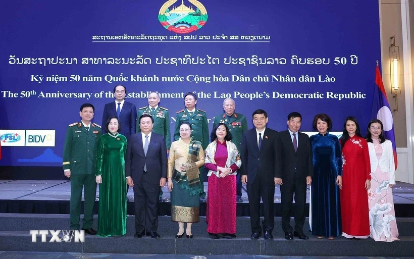 Líderes vietnamitas asisten a la celebración del 50º Día Nacional de Laos. (Foto: VNA)