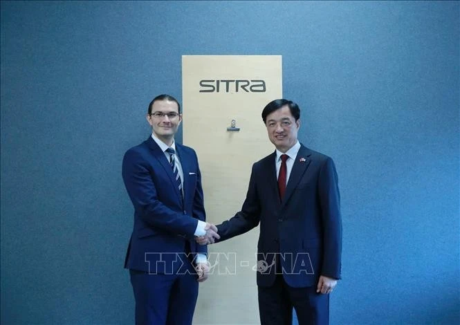 El miembro del Buró Político y jefe de la Comisión de Control Disciplinario del Comité Central del Partido Comunista, Nguyen Duy Ngoc (derecha), visita el Fondo de Innovación de Finlandia (SITRA). (Foto: VNA) 