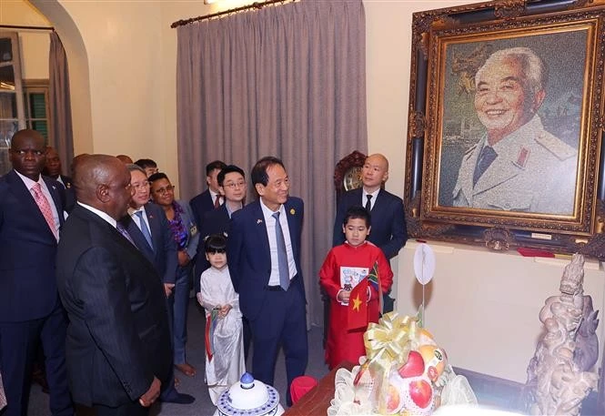 Presidente de Sudáfrica visita a familia del general Vo Nguyen Giap. (Foto: VNA)