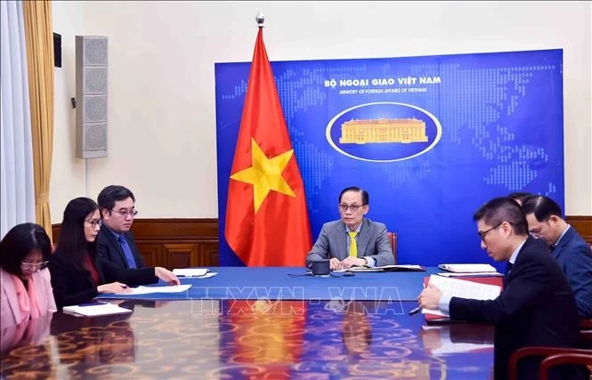 El secretario del Comité Central del Partido Comunista de Vietnam (PCV) y ministro de Relaciones Exteriores, Le Hoai Trung, sostuvo hoy una conversación telefónica con el titular para Europa y de Asuntos Exteriores de Francia, Jean-Noël Barrot, para fortalecer la asociación estratégica integral entre ambos países. (Foto: VNA)