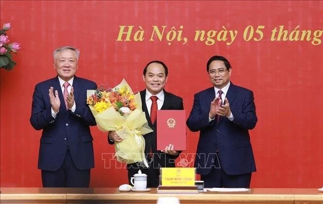 El primer ministro de Vietnam, Pham Minh Chinh (a la derecha), designa a Nguyen Quoc Doan (en el centro), miembro del Comité Central del Partido Comunista y vicepresidente del Tribunal Popular Supremo, como nuevo subinspector general permanente de gobierno. (Foto: VNA) 