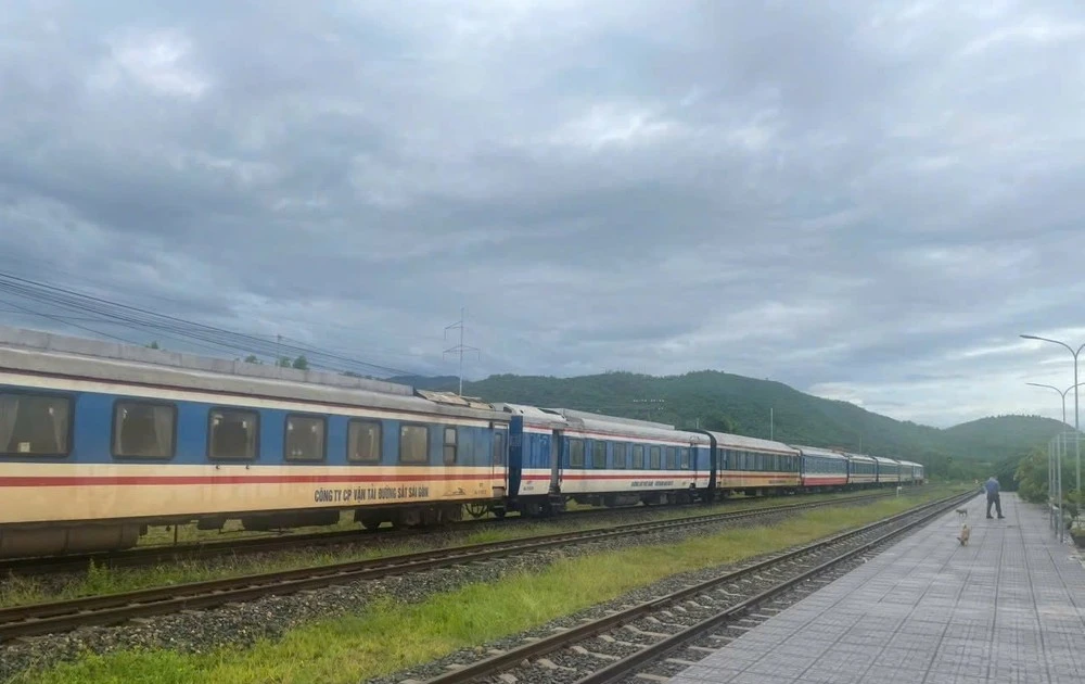 Trenes de pasajeros suspendidos y más de 21.000 boletos reembolsados por lluvias en centro de Vietnam. (Foto: VNA)