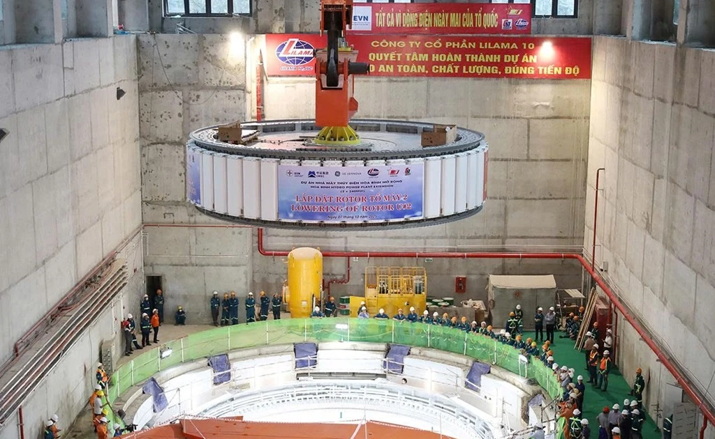 Instalan rotor de segunda turbina en expansión hidroeléctrica de Hoa Binh. (Foto: VNA) 