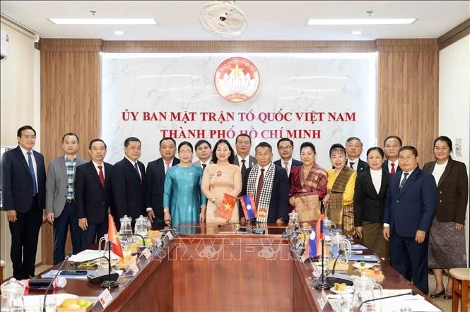 La filial del Frente de la Patria de Vietnam en Ciudad Ho Chi Minh firma memorandos de entendimiento con sus contrapartes laosianas para impulsar intercambios pueblo a pueblo y becas educativas. (Foto: VNA)