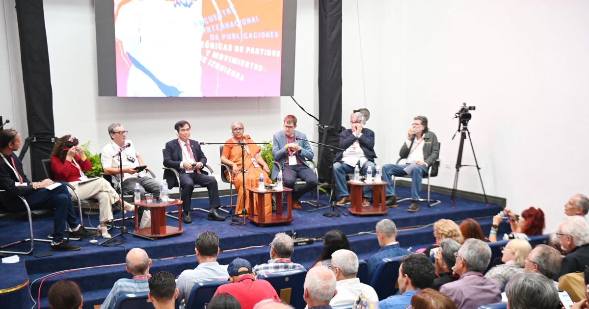 El subjefe de la Comisión de Propaganda y Movilización de Masas Phan Xuan Thuy presenta la ponencia “La nueva era del desarrollo: La era del ascenso de la nación vietnamita: Algunas cuestiones teóricas y prácticas” en La Habana, Cuba. (Foto: VNA)