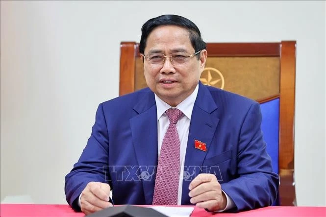 l primer ministro de Vietnam, Pham Minh Chinh, sostiene una conversación telefónica con Alexey Likhachev, director general de la Corporación Estatal Rosatom de Rusia. (Foto: VNA)