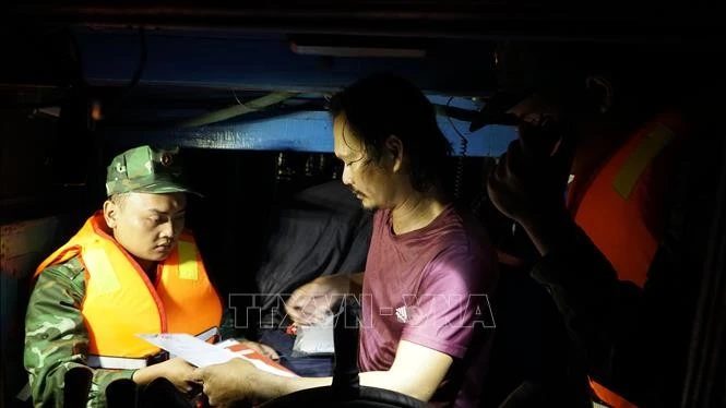 Se han desplegado patrullas móviles en el mar para abordar a los barcos que eluden el puesto de control o no completan los procedimientos de salida y entrada. (Foto: VNA) 