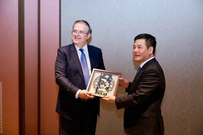 El ministro vietnamita de Industria y Comercio, Nguyen Hong Dien, y el ministro mexicano de Economía, Marcelo Ebrard Casaubon. (Foto: VNA)