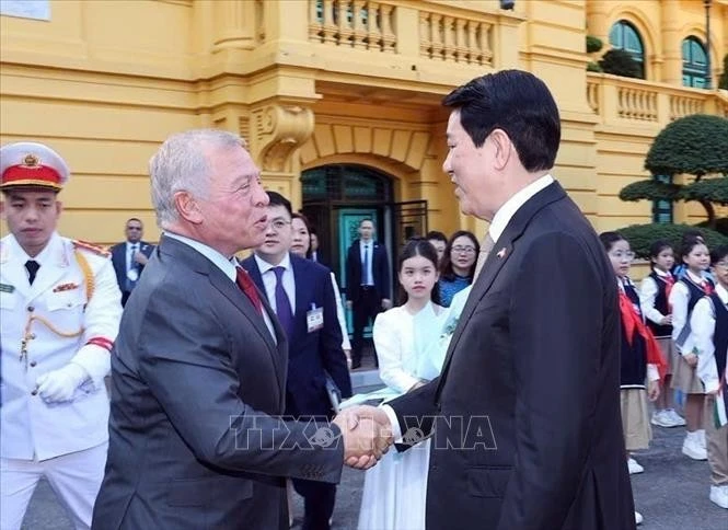 El presidente de Vietnam, Luong Cuong, recibe al Rey de Jordania, Abdullah II bin Al Hussein. (Foto: VNA)