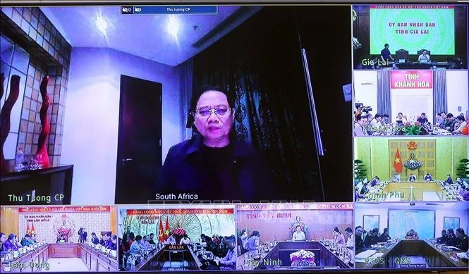 El primer ministro Pham Minh Chinh presidió una reunión virtual desde Sudáfrica para implementar planes de rescate, socorro y superación de las consecuencias de desastres naturales. (Foto: VNA)