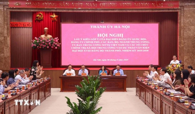 Conferencia para recabar comentarios sobre el borrador de los documentos del XVIII Congreso Nacional del Partido Comunista de Vietnam en el Comité partidista de Hanói del período 2025-2030. (Foto: VNA) 