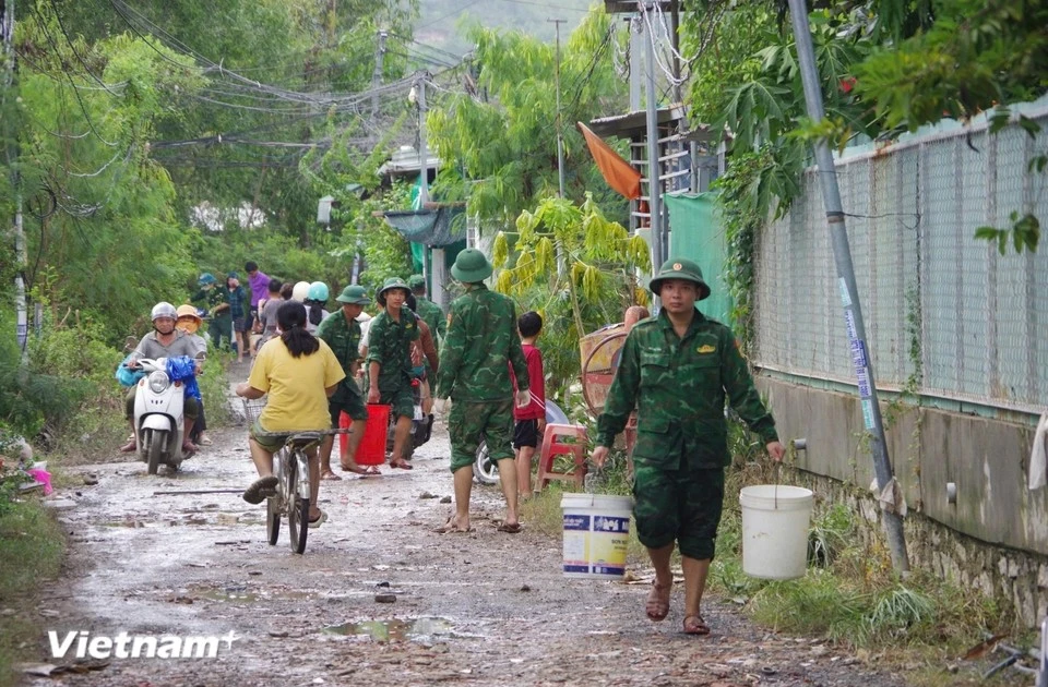 La estación de guardia fronteriza del puerto de Nha Trang también coordinó con fuerzas locales para limpiar lodo, recolectar desechos y desobstruir alcantarillas bloqueadas tras la crecida. (Foto: VNA)