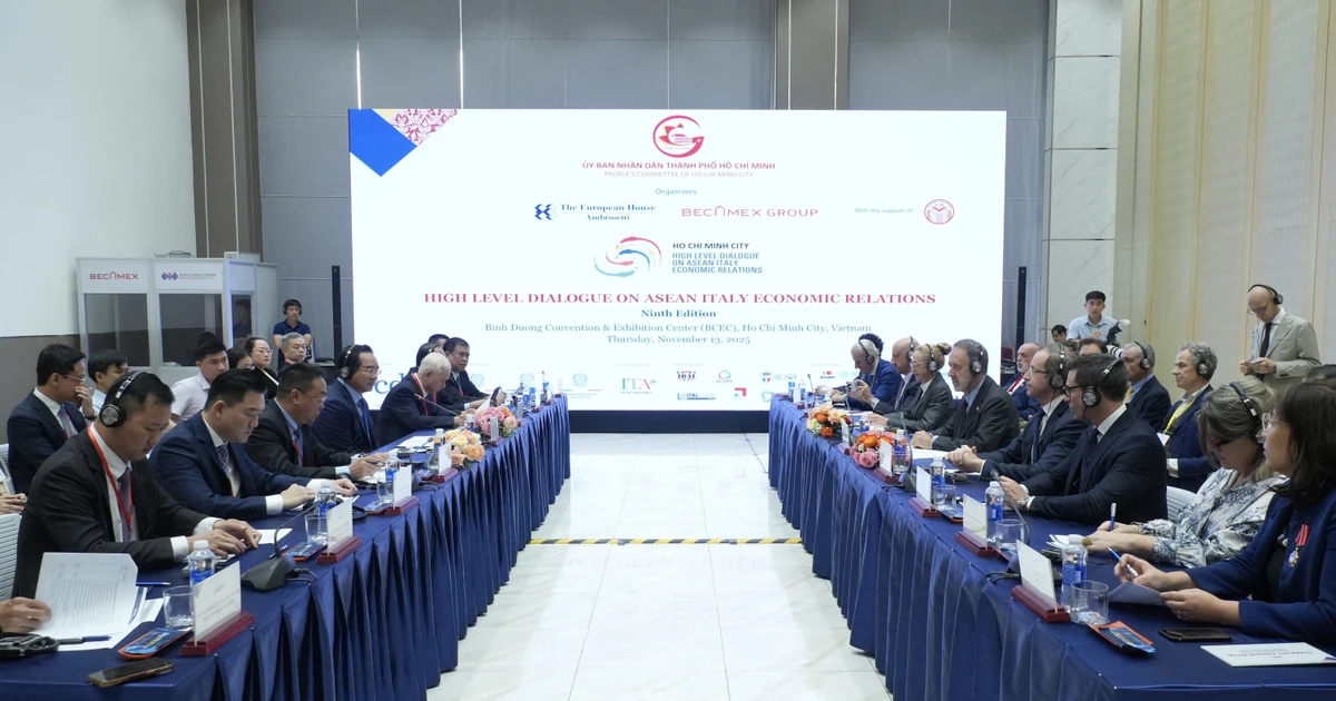 Durante la reunión entre el Comité Popular de Ciudad Ho Chi Minh y el embajador de Italia en Vietnam, Marco Della Seta, junto con la delegación de agencias, organizaciones y empresas italianas que asisten al Diálogo (Foto: VNA)