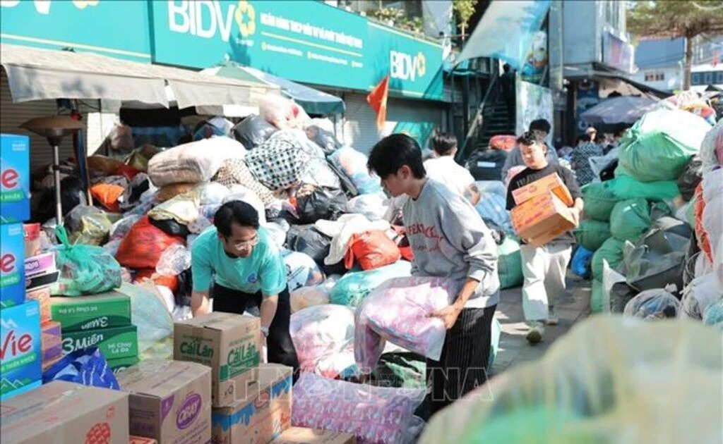 Los vietnamitas se unen para apoyar a sus compatriotas a superar las consecuencias de las inundaciones. (Foto: VNA)