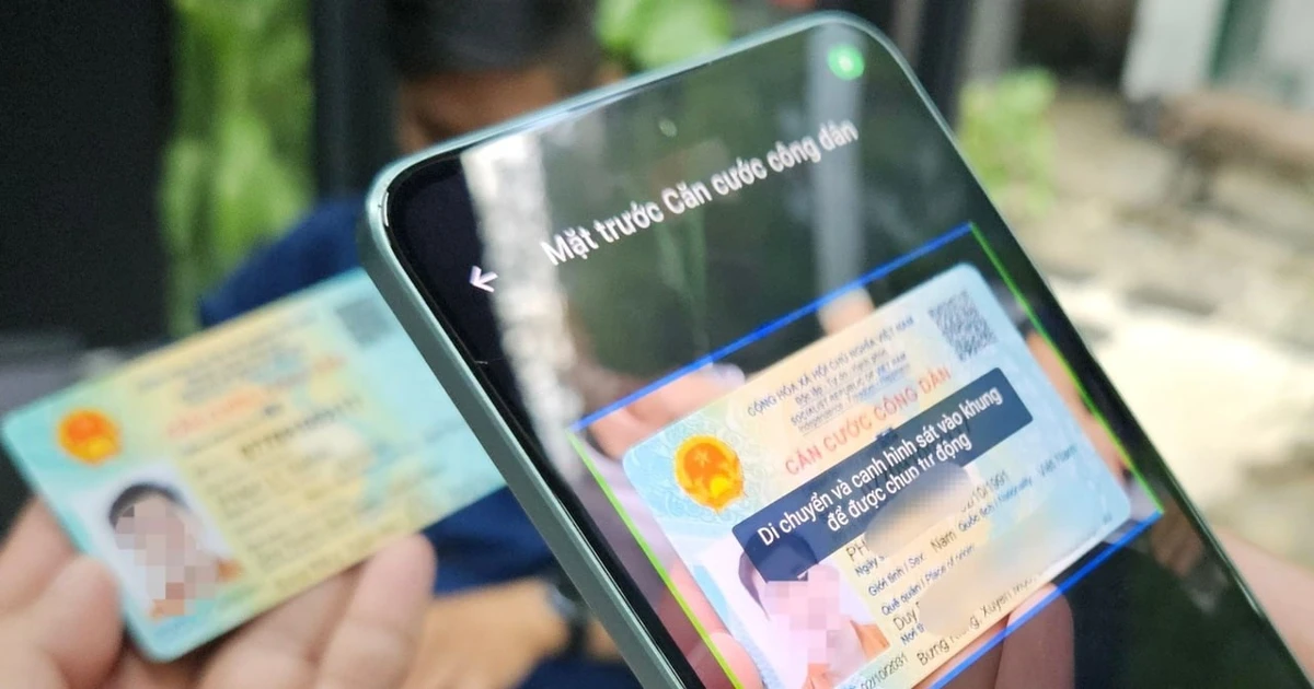 A partir del 1 de enero de 2026, solo se aceptarán tarjetas de identificación ciudadana, documentos nacionales de identidad o documentos de identidad electrónicos para realizar transacciones bancarias. (Foto: hanoimoi.vn)