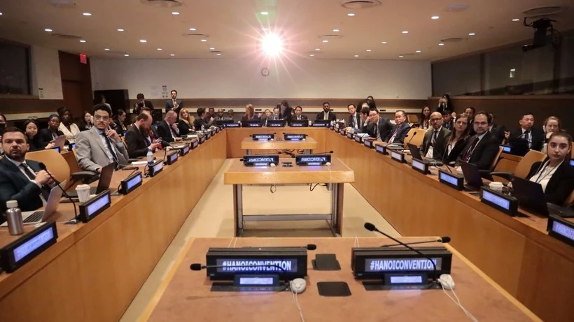 Delegados asisten al evento que presenta la apertura de la ceremonia de firma de la histórica Convención de Hanói contra el delito cibernético en la sede de la ONU. (Foto cortesía del Ministerio de Relaciones Exteriores)