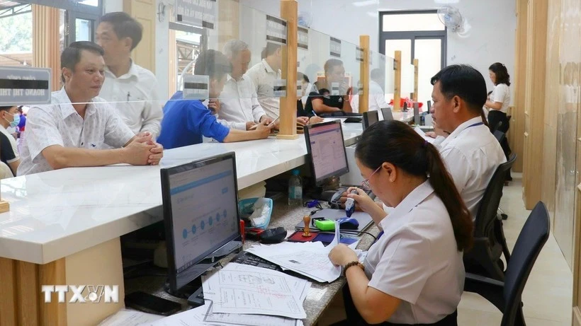 Funcionarios procesan solicitudes administrativas en el Centro de Atención al Público de la comuna de Dong Xoai, provincia de Dong Nai. (Foto: VNA) 